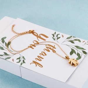 Chic collier en acier titane doré avec pendentif petite fille sur boîte cadeau