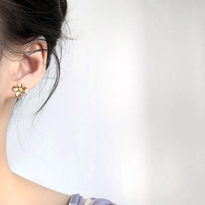 Elegant gold flower stud earrings in S925 sterling silver with matte texture and gardenia design