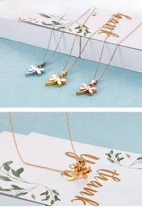Makro-Detail von minimalistischen Libellen-Anhängern in Silber, Gold und Roségold