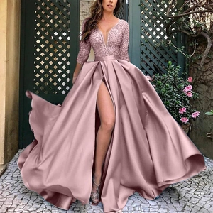 Robe de soirée rose poudré avec haut pailleté, col en V et jupe satinée fendue
