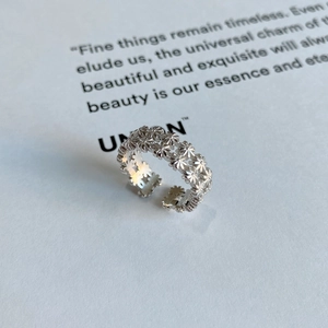Detailed view of silver adjustable daisy flower ring with intricate petal craftsmanship