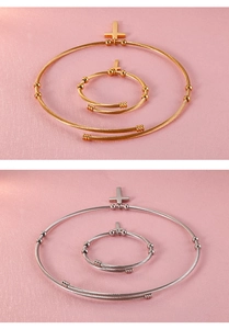 Détails des parures de bijoux en or et argent avec pendentifs croix et fil torsadé