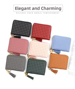 Porte-monnaies courts pour femmes multicolores avec clous rivetés et pompons zippés