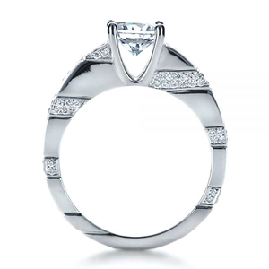 Minimalistischer Silberring mit rundem Zirkon und asymmetrischem, besetztem Ringband