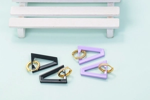 Irregular hollow trapezoid earrings in black and purple enamel with gold-plated zircon