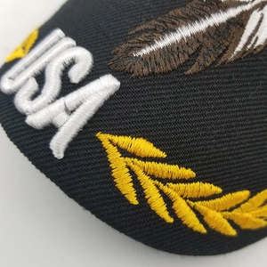Macro del ricamo USA 3D ad alta densità sul tessuto in twill nero di un berretto