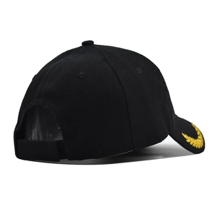 Dettaglio del berretto da baseball nero con cinturino in velcro e ricamo di alloro