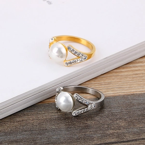 Bagues élégantes en V en acier titane avec perles et strass en or et argent