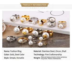 Détail de bagues de mode en or et acier avec zircon incrusté et perles élégantes