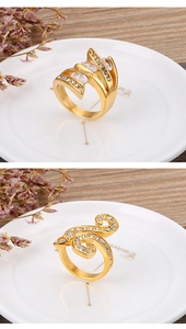Detail van 18k vergulde ringen met micro-zirkon op paarse bloemendecoratie