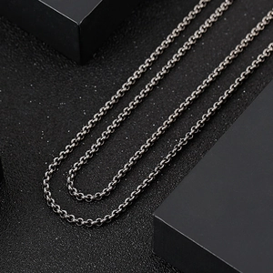 Collier chaîne en acier inoxydable gris foncé pour hommes et femmes sur fond sombre premium