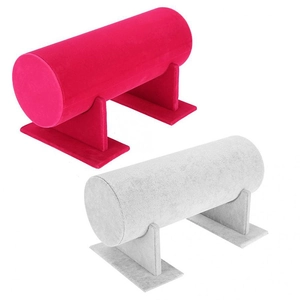 Vista macro di supporti per cerchietti in velluto rosso rosa e grigio chiaro su sfondo bianco