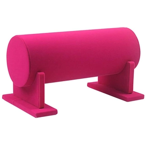 Vista macro del supporto per gioielli a strato singolo in velluto rosso rosa per orologi