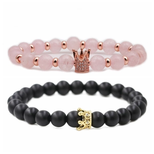 Set bracciali di coppia con corona in pietre rosa traslucide e pietre nere opache
