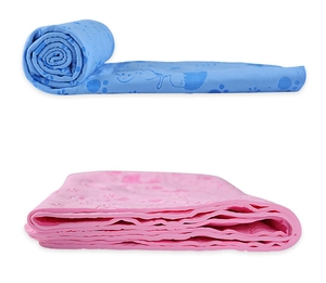 Detail von blauen und rosa PVA-Heimtierteilen mit geprägten Pfotenabdrücken und Blumen