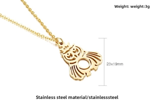Makrofoto des 23x19mm Eulen-Anhängers aus Edelstahl in Gold mit kleiner Krone