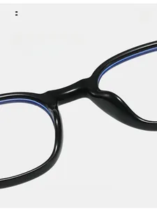 Detail der integrierten Nasenpads an schwarzem TR-Brillengestell mit blauen Akzenten