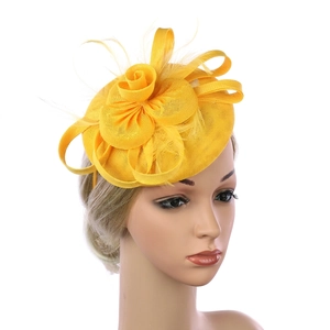 Tocado fascinator amarillo brillante con lazo de malla y plumas para bodas y fiestas