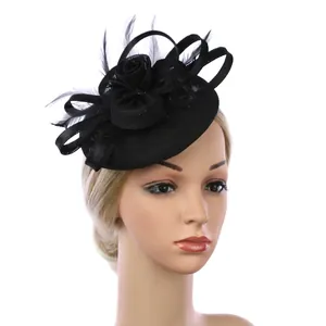 Elegante fascinator negro con flor de malla y plumas en diadema para bodas