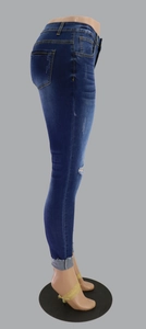 Detailansicht der elastischen blauen Denim-Jeans mit Rissen und schmaler Passform für Damen