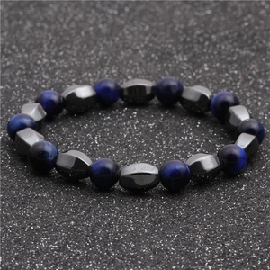 Dettaglio delle perle occhio di tigre blu ed ematite con texture metalliche sfaccettate