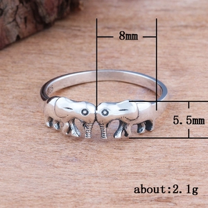 Retro S925 Sterling Silber Ring mit zwei gegenüberstehenden Elefanten auf Holz