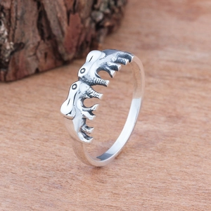 Vintage Silberring mit Elefantenmotiv und Oxidationsdetails auf einer Holzfläche