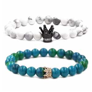Détails des bracelets couronne avec perles en marbre blanc et pierres naturelles bleues
