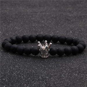 Détail d'un bracelet en pierre noire mate avec une couronne argentée et zircons brillants