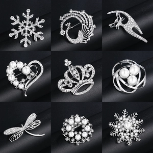 Élégantes Broches En Alliage Strass Künstliche Perles D'imitation Fleur Flocon Forme Animale Vintage Accessoires De Vêtements Pour Femmes