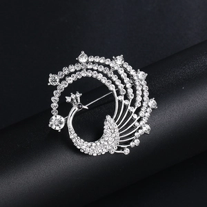 Broche paon en argent avec cristaux blancs et perles pour accessoire de vêtement élégant