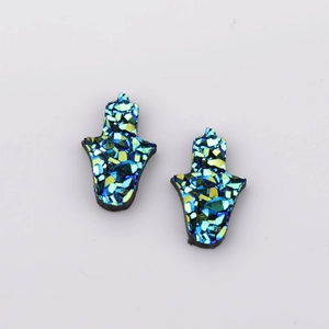 Boucles d'oreilles Main de Hamsa avec paillettes bleues et vertes sur fond blanc