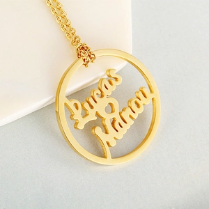 Collier personnalisé en acier inoxydable doré avec pendentif rond évidé Lucas et Manon