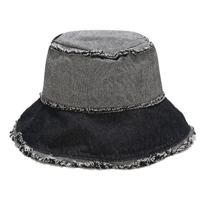 Détail des bords effilochés et du patchwork en jean sur un chapeau bob de style urbain