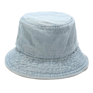 Détail d'un chapeau bob en denim bleu clair délavé avec surpiqûres renforcées