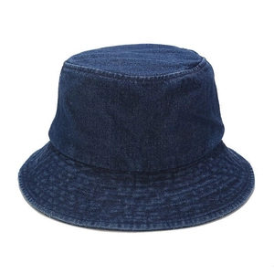 Détail de la texture sergé denim bleu marine sur un chapeau bob décontracté à bord large