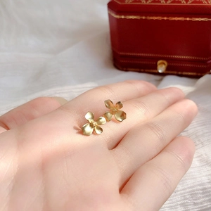 Elegant S925 sterling silver gardenia flower stud earrings in a matte gold finish