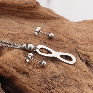 Set in acciaio inossidabile con collana pendente infinito e orecchini a lobo a sfera