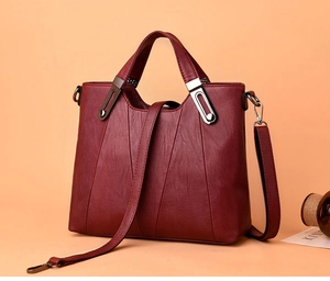 Elegante burgunderrote Lederhandtasche mit strukturierter Oberfläche und Beschlägen