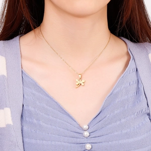 Minimalistische goldene Libelle Halskette für Damen an einem Modelhals gezeigt