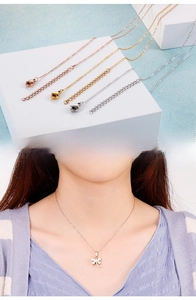 Nahaufnahme von minimalistischen Libellenanhängern in Roségold, Gold und Silber
