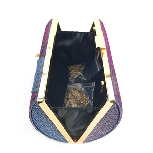 Pochette sfumata viola aperta con fodera interna e due tracolle a catena dorata