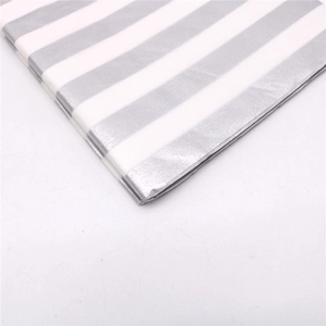Makroansicht von Seidenpapier mit silbernen Metallstreifen und weißer Streifentextur