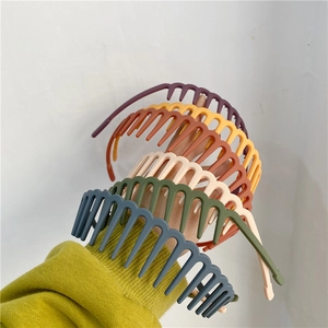 Matte colorful sawtooth non-slip headbands held together in various trendy colors