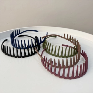 Detail of matte texture hairbands with non-slip teeth in five assorted colors