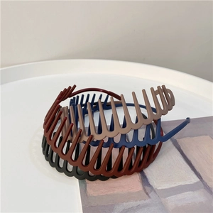 Matte colored tooth hairbands in black and navy blue with non-slip comb design