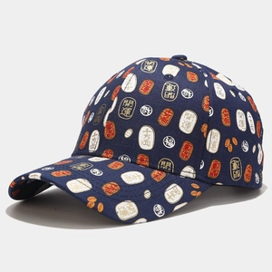 Dettaglio del berretto blu navy con motivi tradizionali portafortuna e ricami fini