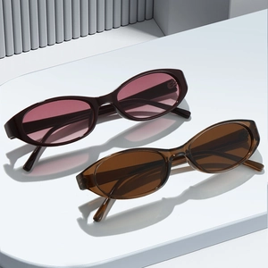 Oval oversized sunglasses for women with UV protection in retro tortoiseshell frames