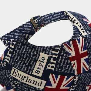Détail du tissu à motif drapeau britannique et boucle réglable en bronze sur le chapeau