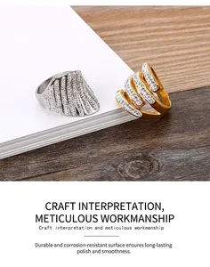 Détail macro d'une bague en maille plaquée or 18 carats avec zircons scintillants
